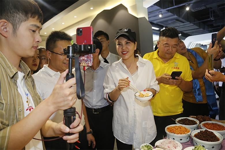 1594304569327168.jpg 09090128g5hk.jpg