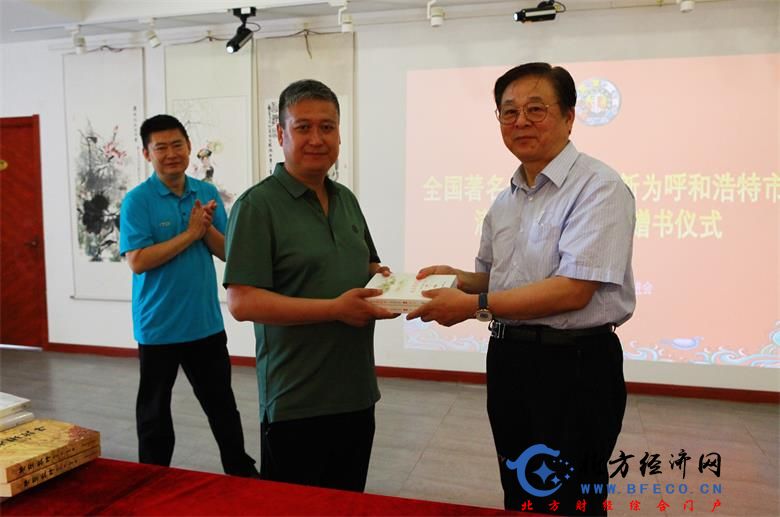 1594912934869213.jpg 赫连佳新(右一)向呼和浩特市满族文化促进会赠送作品(侯秉实 摄).jpg